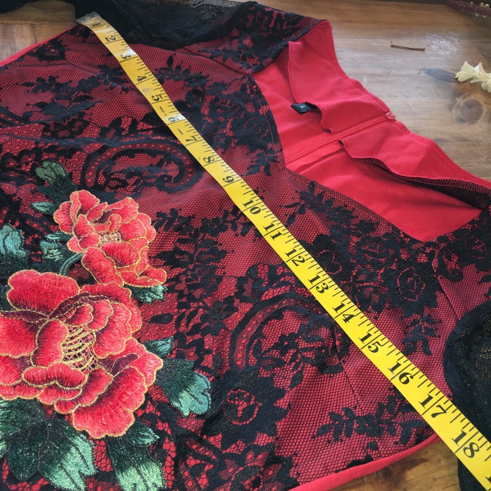 Lace and Roses Dress - Picture 8 of 8